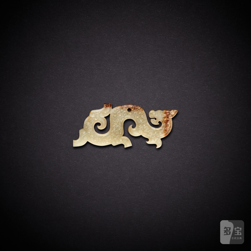 A pale celadon jade 'dragon' pendant, Eastern Zhou dynasty, Spring and Autumn period | 東周春秋 青白玉龍形穀紋珮 - 图2